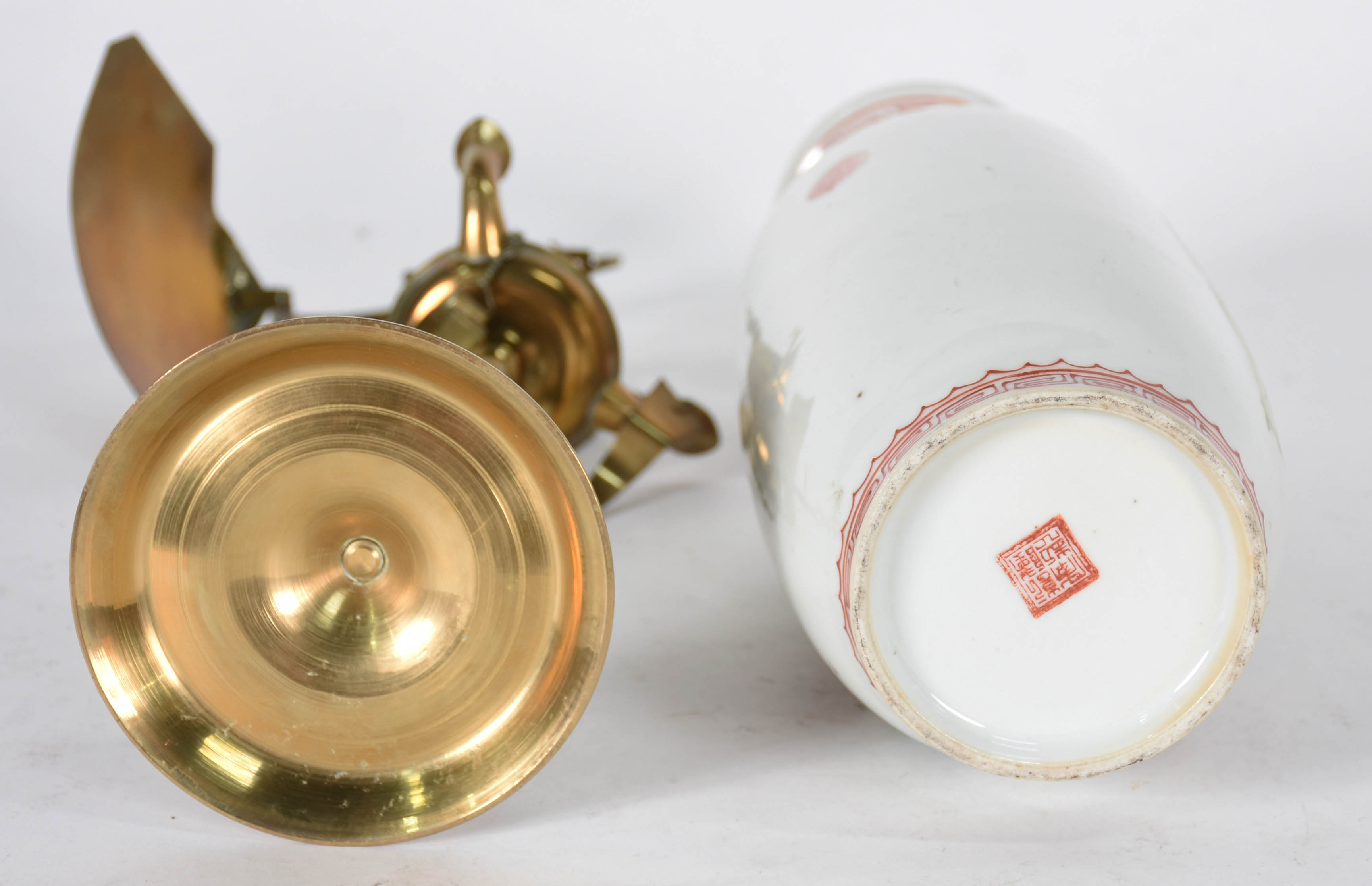 Duas peças, sendo: Vaso de porcelana oriental e lamparina de metal... - foto 4 de 5