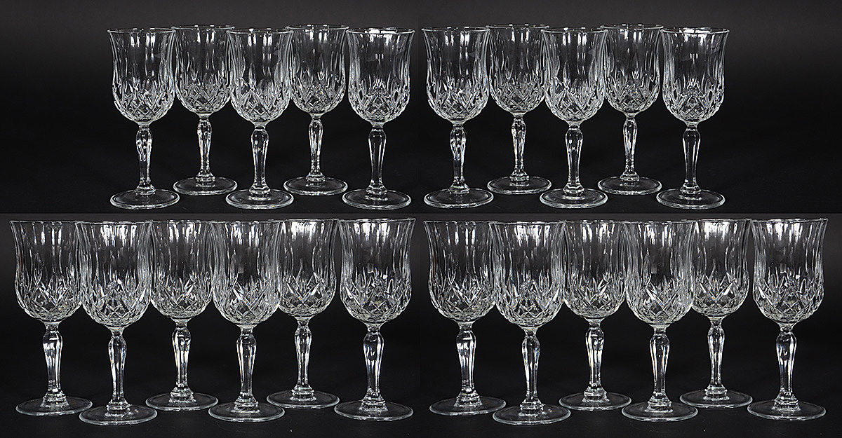 Conjunto com 22 copos de cristal de pé alto, sendo 12 para vinho...