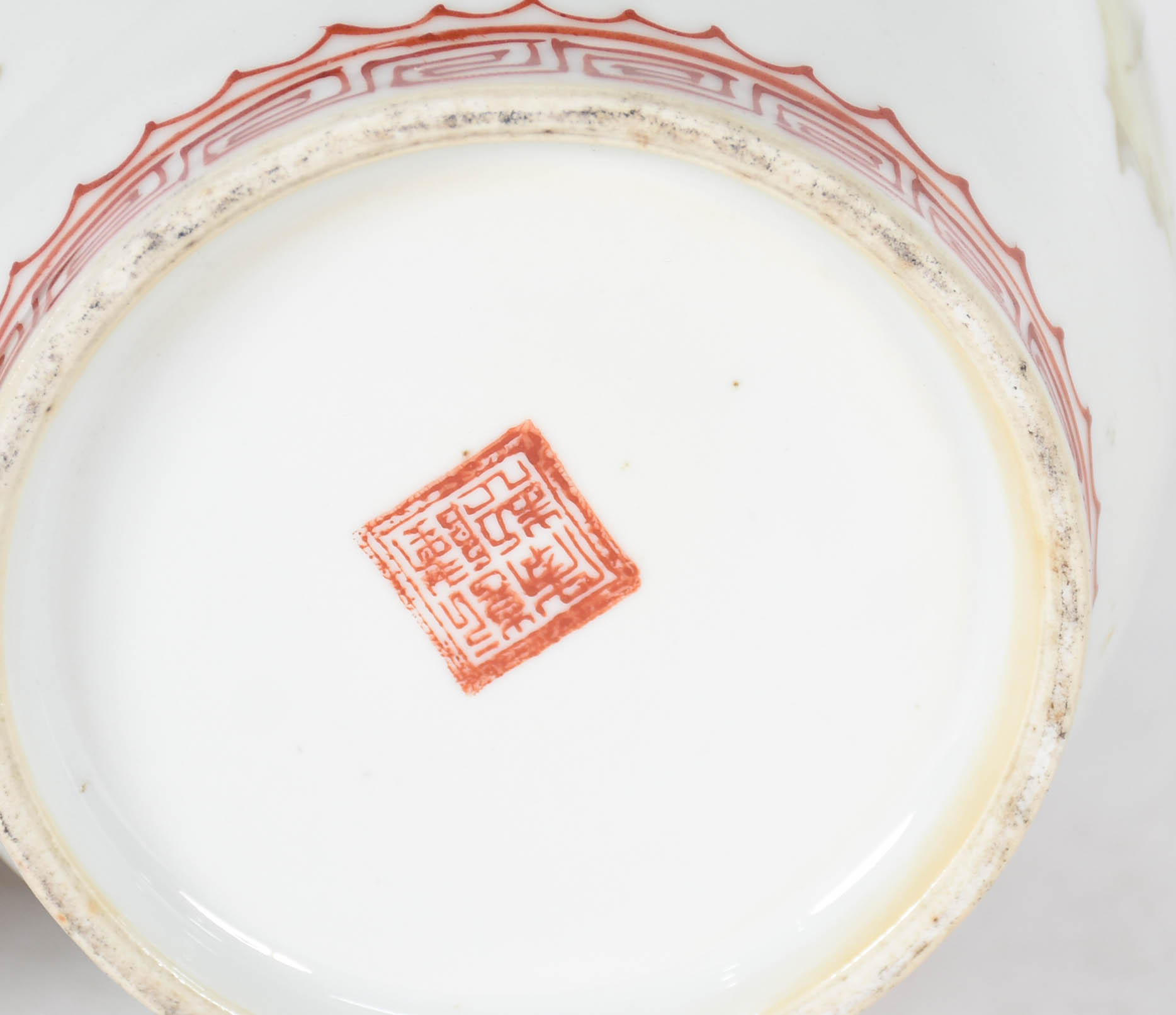 Duas peças, sendo: Vaso de porcelana oriental e lamparina de metal... - foto 5 de 5