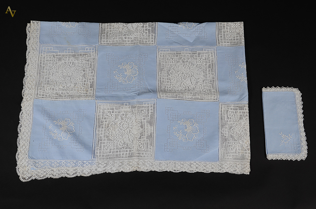 Toalha de mesa na cor azul com bordados. Medidas 1,28 x 1,80 m.