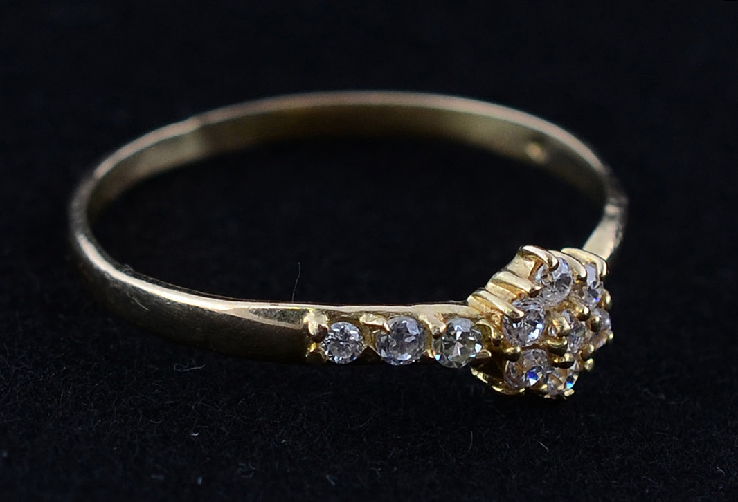 Anel de ouro 18 k com 0,20 ct de brilhantes - 1,4 g - Aro 18,5. - foto 1 de 2