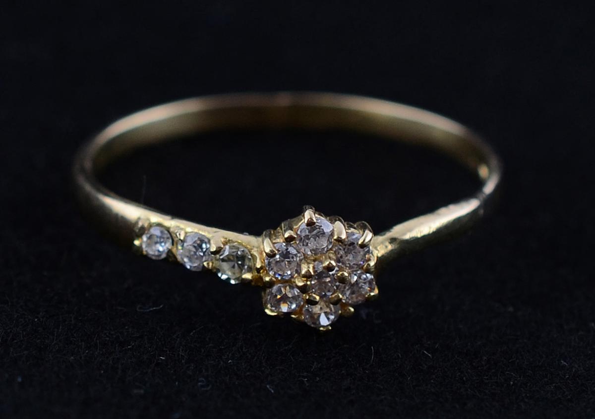 Anel de ouro 18 k com 0,20 ct de brilhantes - 1,4 g - Aro 18,5. - foto 2 de 2
