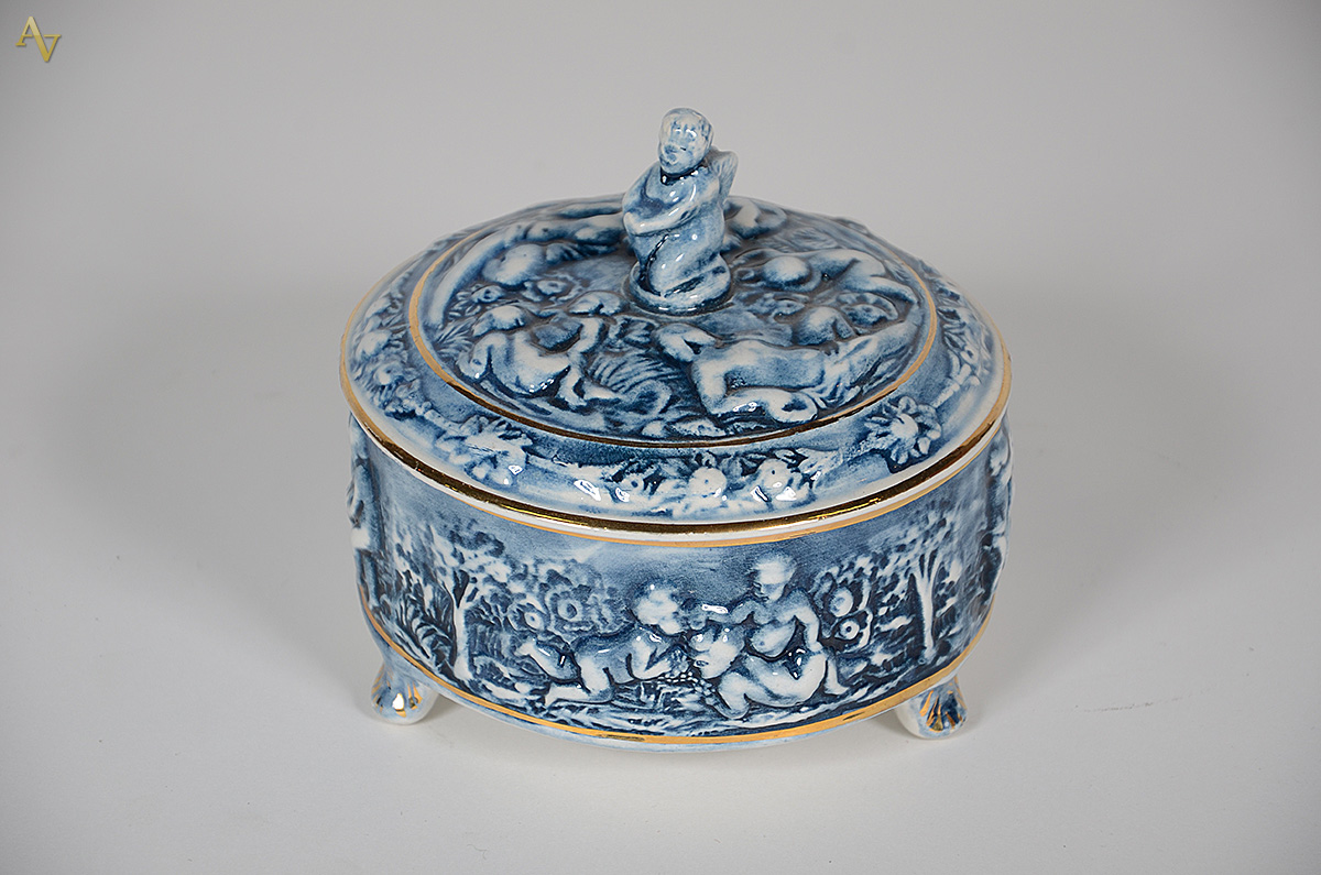Caixa de porcelana italiana Capodimonte com figuras em relevo- Altura... - foto 1 de 2