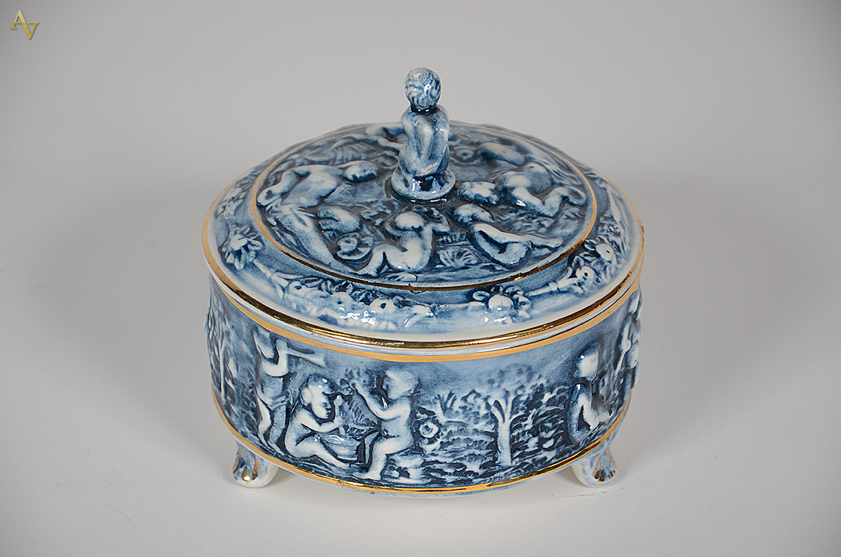 Caixa de porcelana italiana Capodimonte com figuras em relevo- Altura... - foto 2 de 2