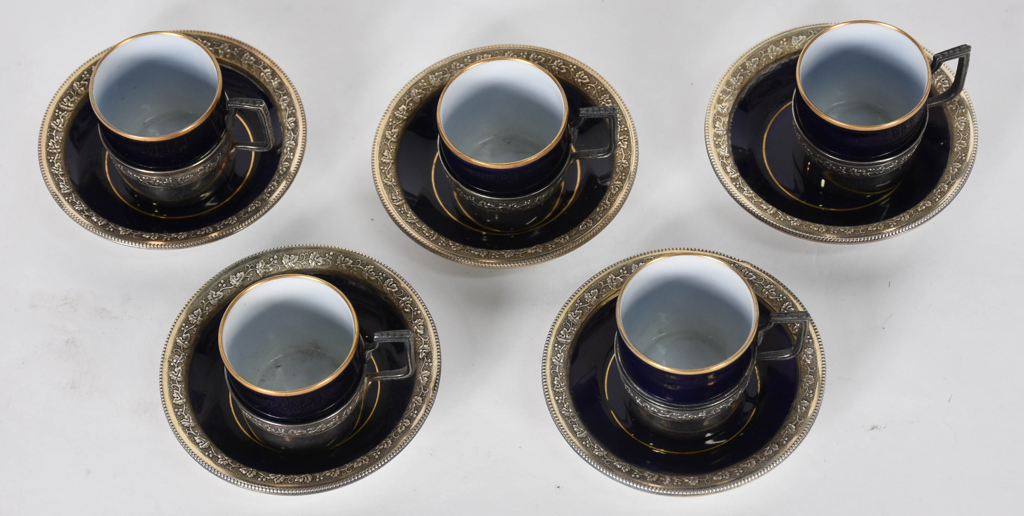 Conjunto com 5 xícaras para café com pires de porcelana azul cobalto... - foto 2 de 5
