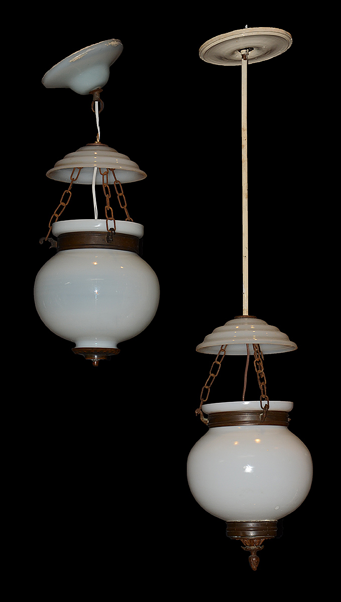Duas lanternas de opalina branca com metal. Altura 24 cm cada.