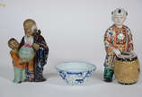 Tres peças de porcelana oriental, sendo duas es... - Tres peças de porcelana oriental, sendo duas estatuetas  (alturas 21 cm e 23 cm, uma com craquelê na cabeça) e bowl  provincial, decoração azul ...