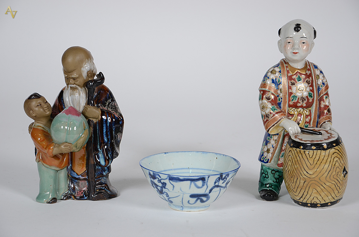 Tres peças de porcelana oriental, sendo duas estatuetas (alturas 21... - foto 1 de 2