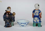 Tres peças de porcelana oriental, sendo duas es... - Tres peças de porcelana oriental, sendo duas estatuetas  (alturas 21 cm e 23 cm, uma com craquelê na cabeça) e bowl  provincial, decoração azul ...