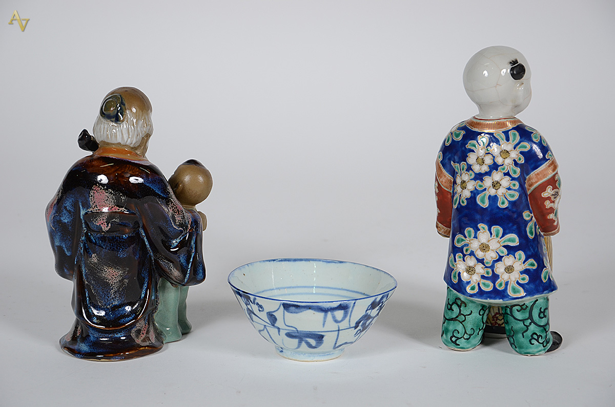 Tres peças de porcelana oriental, sendo duas estatuetas (alturas 21... - foto 2 de 2