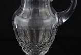Jarra com alça de cristal europeu facetado. Alt... - Jarra com alça de cristal europeu facetado. Altura 27 cm.