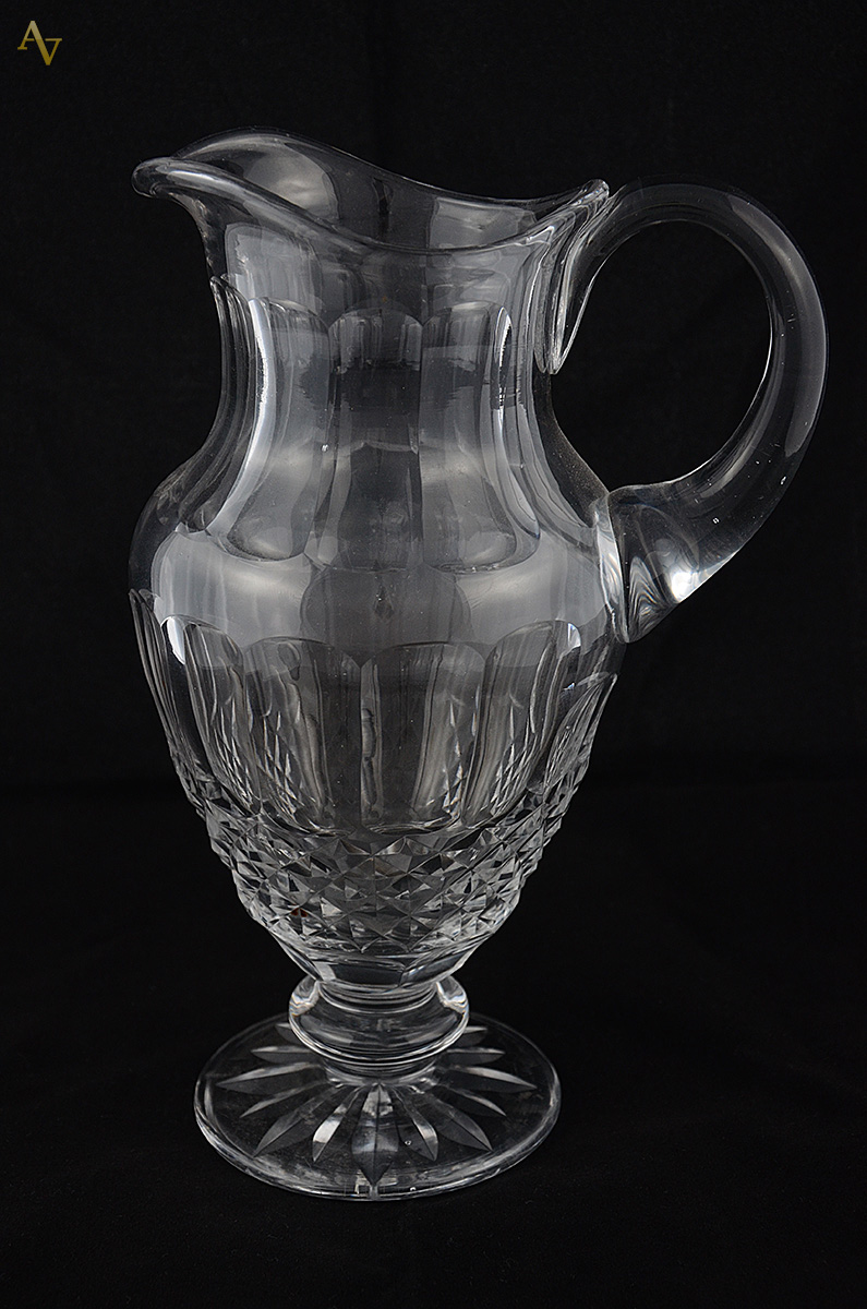 Jarra com alça de cristal europeu facetado. Altura 27 cm.