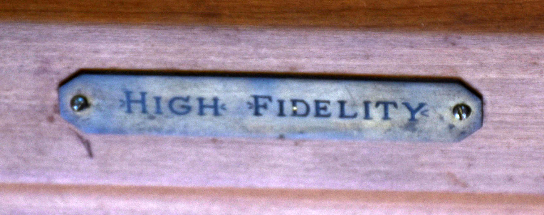 Buffet de madeira com 4 portas, cantos arredondados, parte interna... - foto 7 de 10