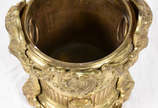 Cachepot de bronze com figuras femininas em rel... - Cachepot de bronze com figuras femininas em relevo, balde interno de metal com argolas.