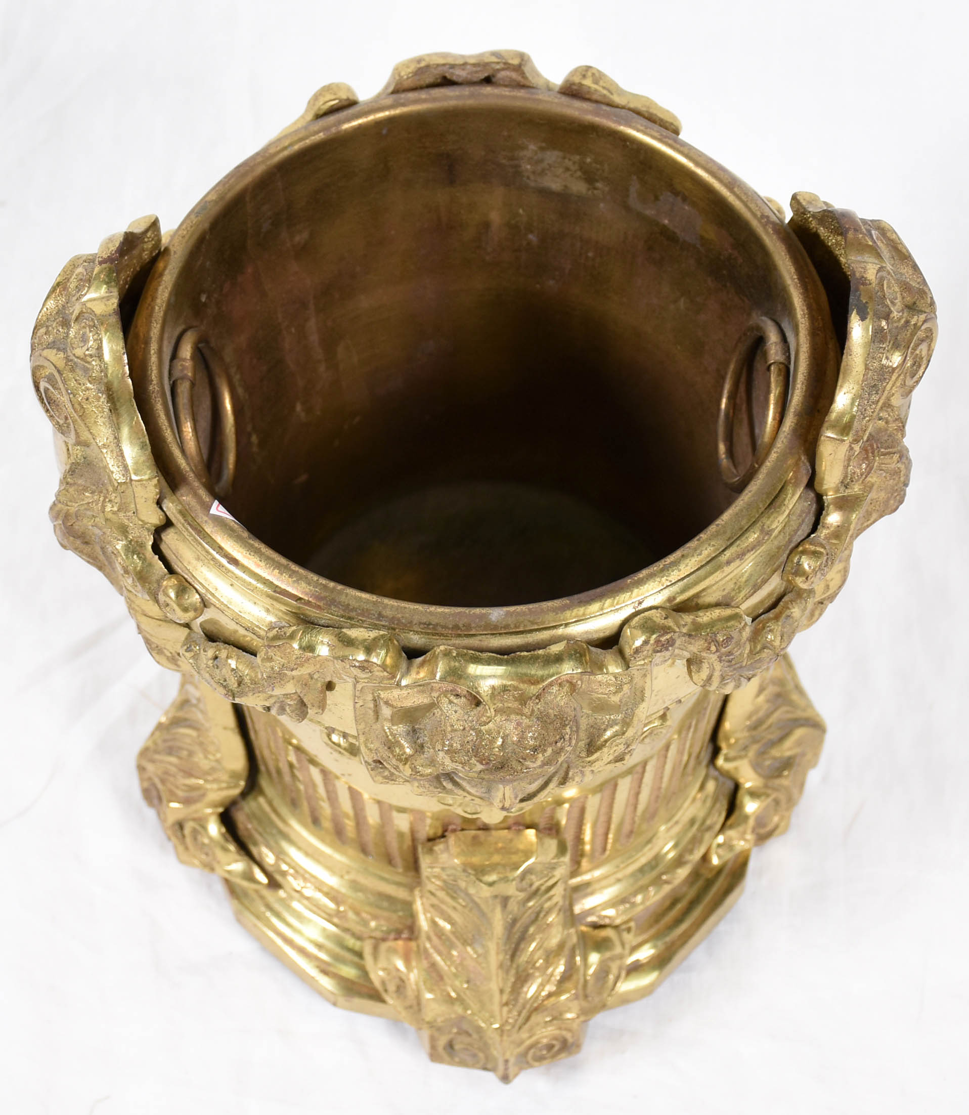 Cachepot de bronze com figuras femininas em relevo, balde interno de... - foto 2 de 3