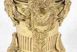 Cachepot de bronze com figuras femininas em rel... - Cachepot de bronze com figuras femininas em relevo, balde interno de metal com argolas.