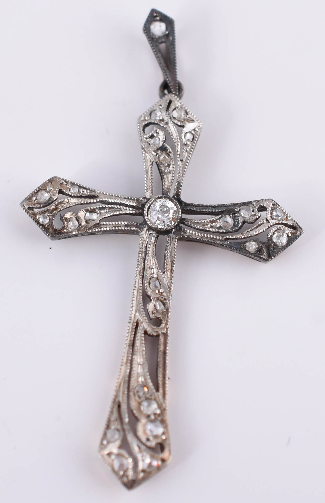 Crucifixo de platina com pequeninos brilhantes. - foto 1 de 2