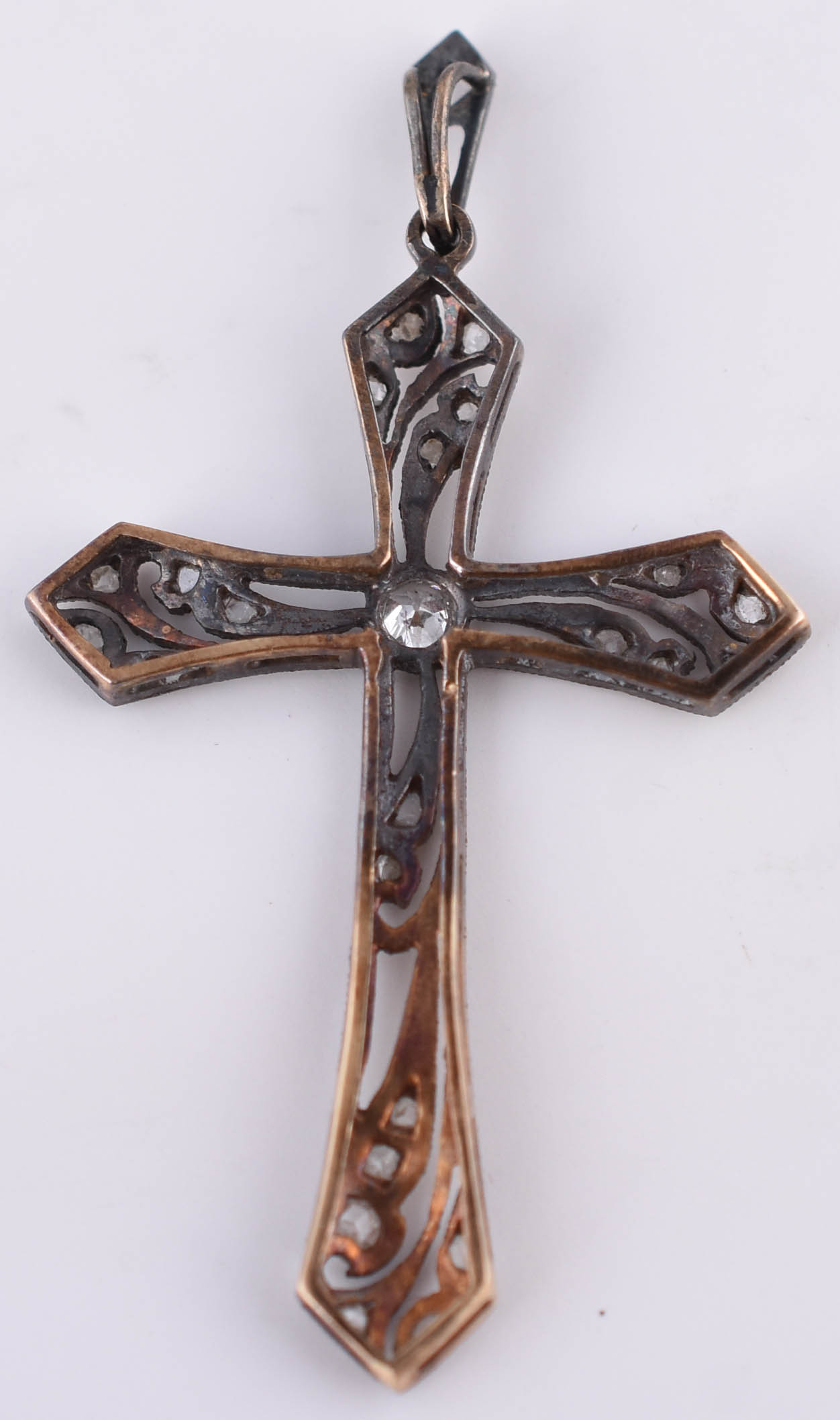 Crucifixo de platina com pequeninos brilhantes. - foto 2 de 2