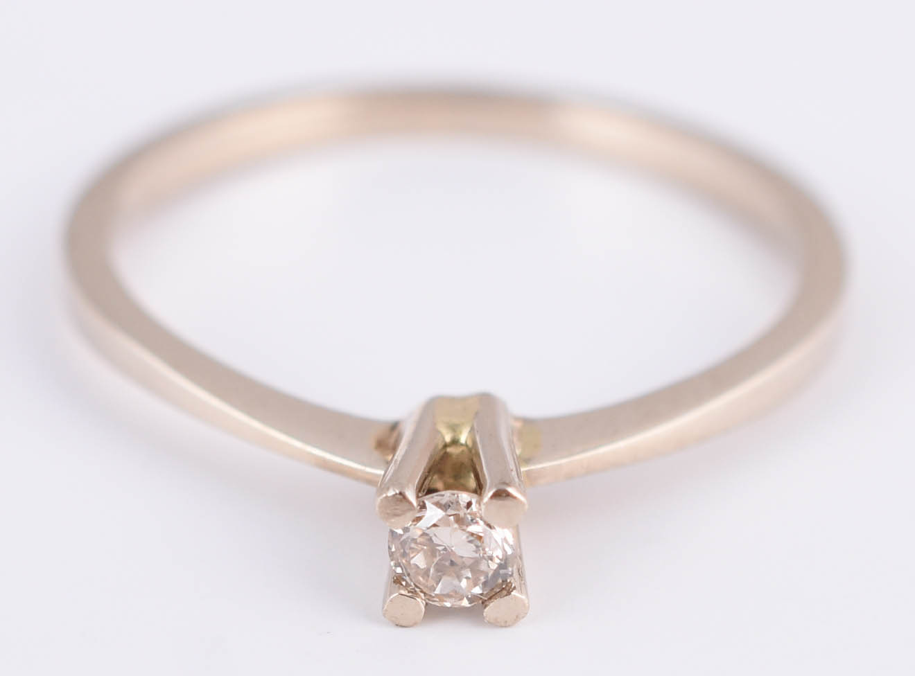 Anel solitário de ouro branco com um diamante de 6 pontos, aro 18. - foto 1 de 3