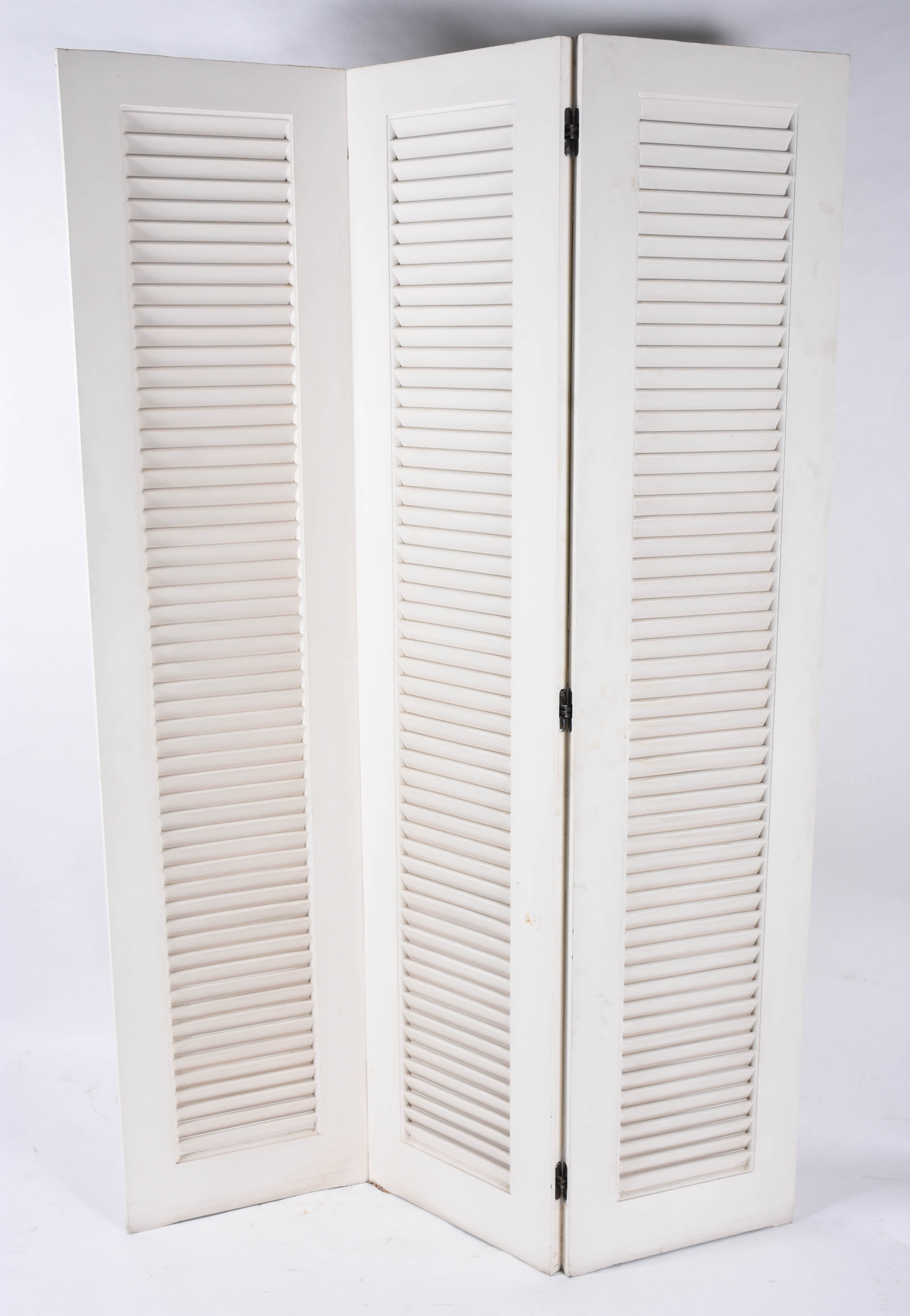 Biombo de 3 folhas venezianas de madeira pintada de branco. Medida de... - foto 1 de 4