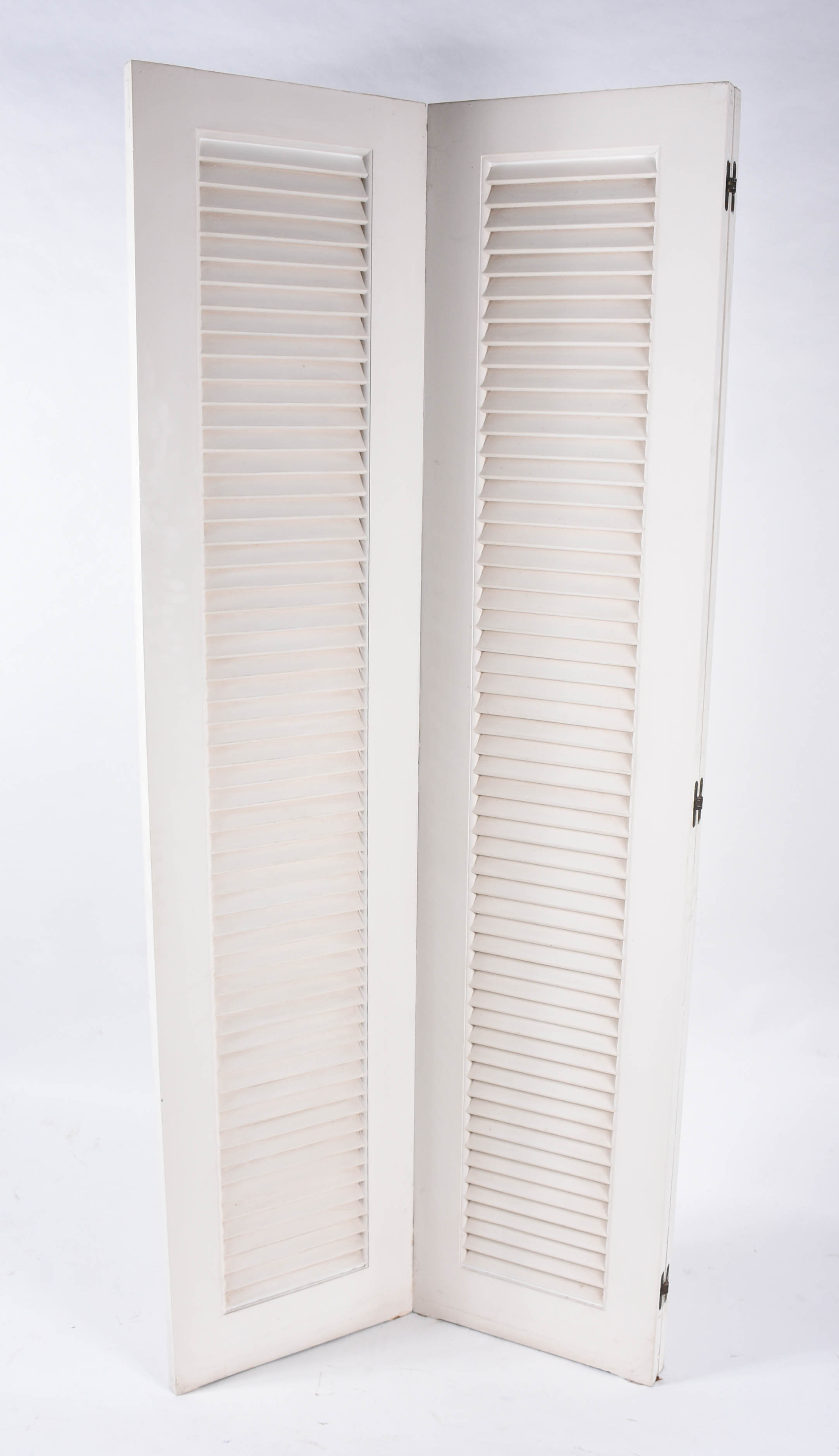 Biombo de 3 folhas venezianas de madeira pintada de branco. Medida de... - foto 2 de 4