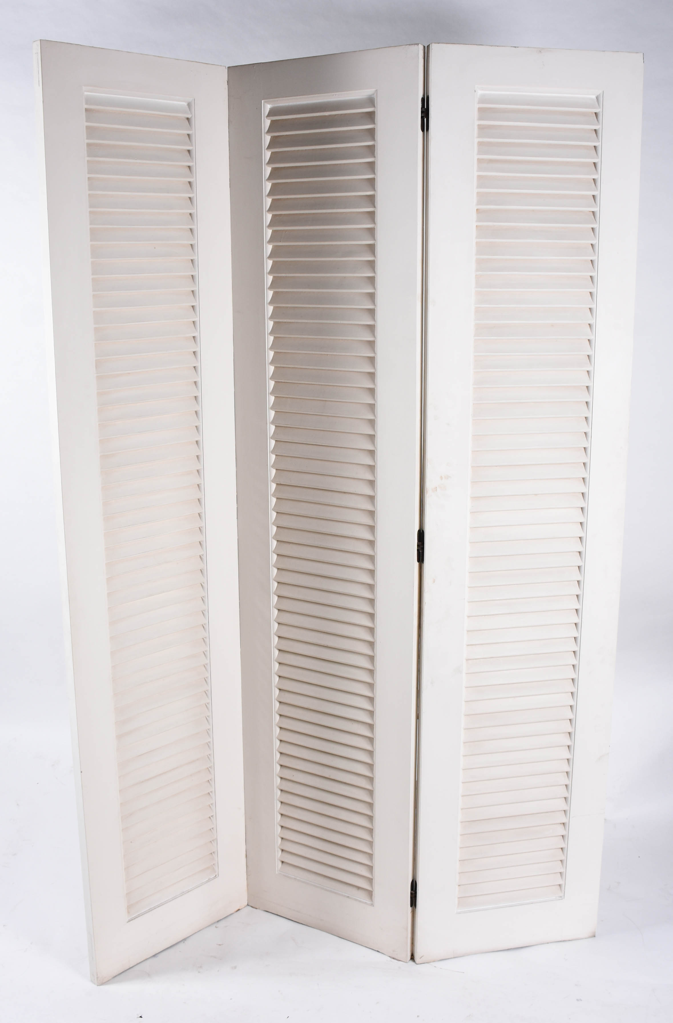 Biombo de 3 folhas venezianas de madeira pintada de branco. Medida de... - foto 3 de 4