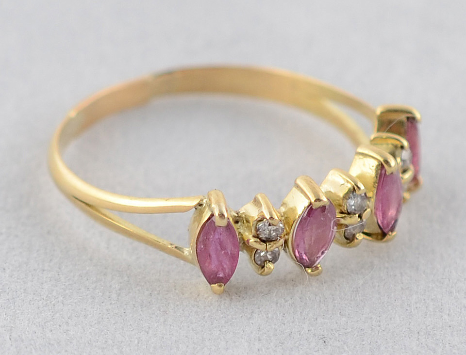 Meia aliança de ouro 18 k com quatro rubis novete com 0,60 ct e 0,25... - foto 1 de 2