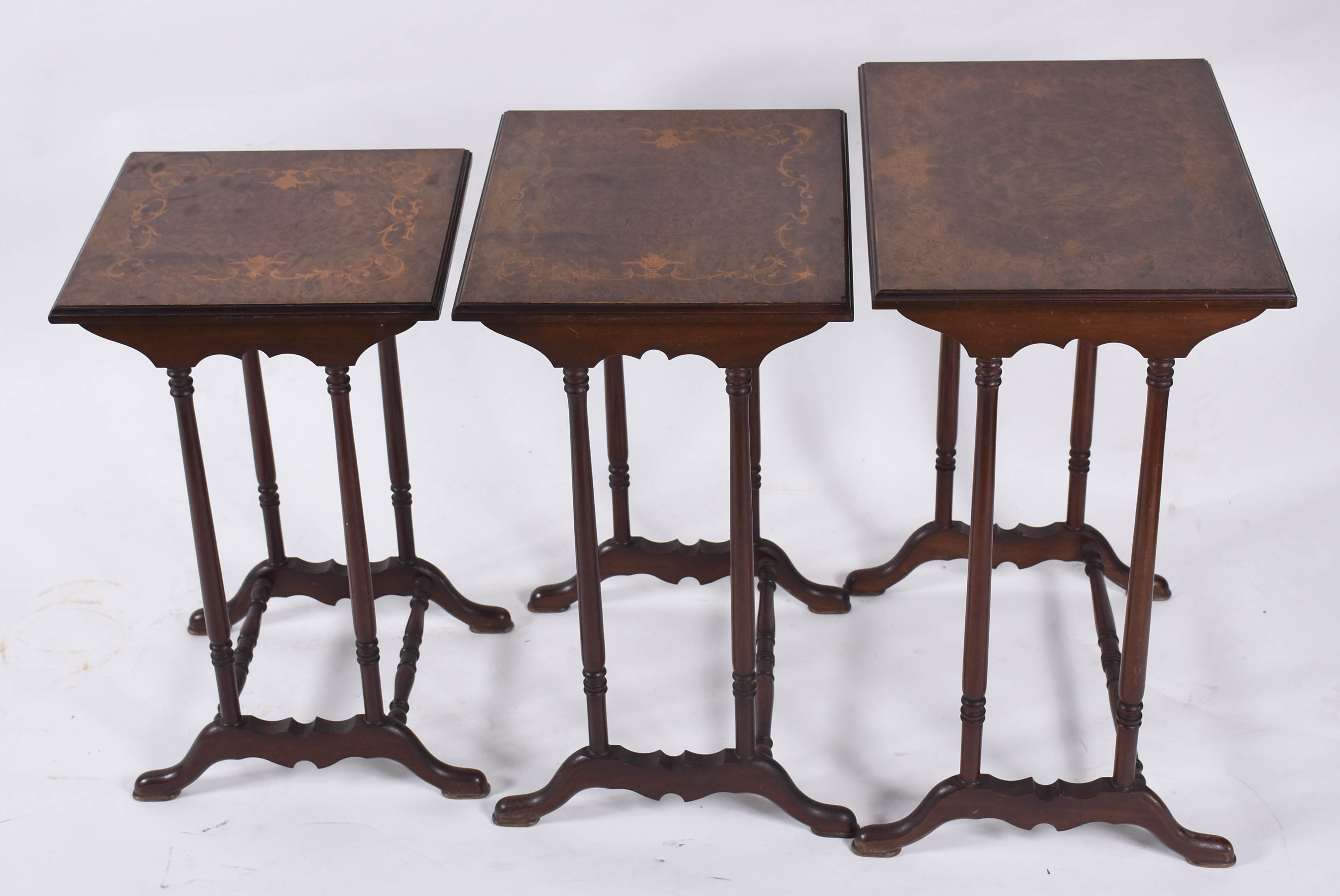 Mesa ninho de rádica com marqueterie composta de tres peças. - foto 3 de 4