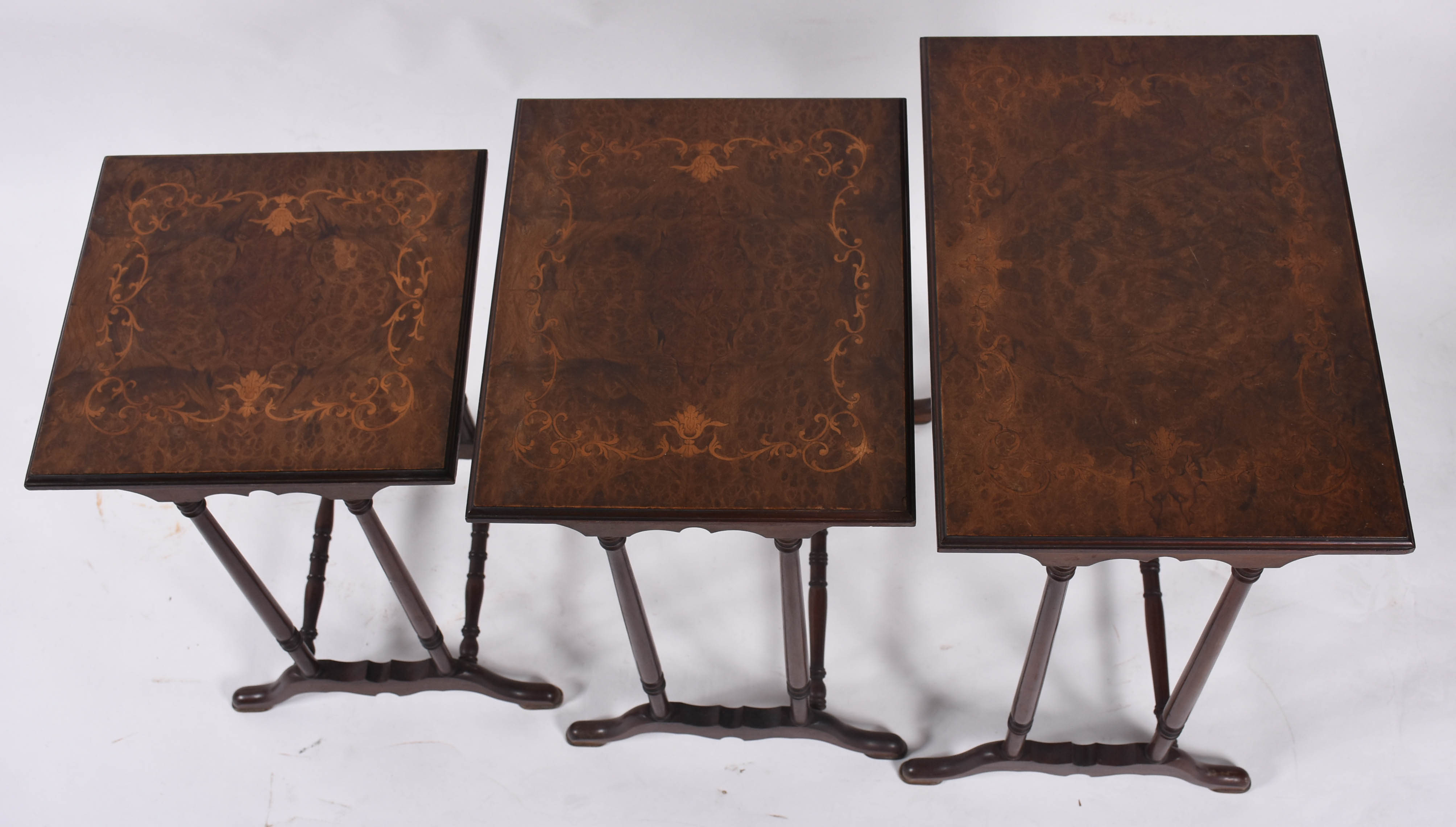 Mesa ninho de rádica com marqueterie composta de tres peças. - foto 4 de 4