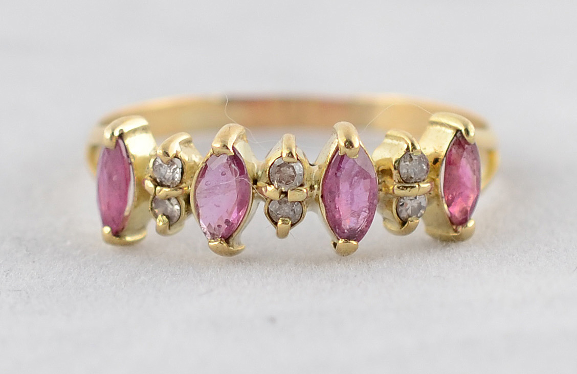 Meia aliança de ouro 18 k com quatro rubis novete com 0,60 ct e 0,25... - foto 2 de 2