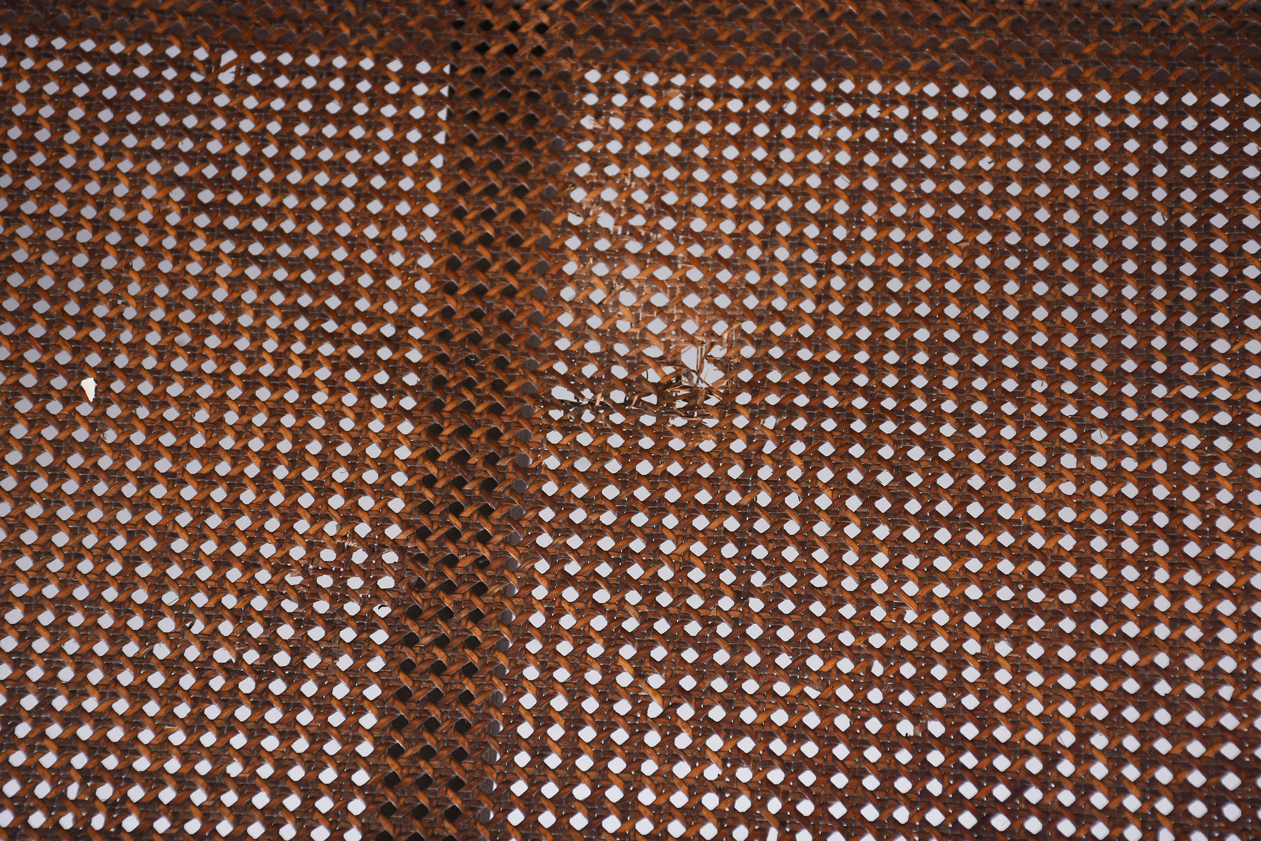 Antigo conjunto de sofá e par de cadeiras de madeira nobre com... - foto 9 de 10