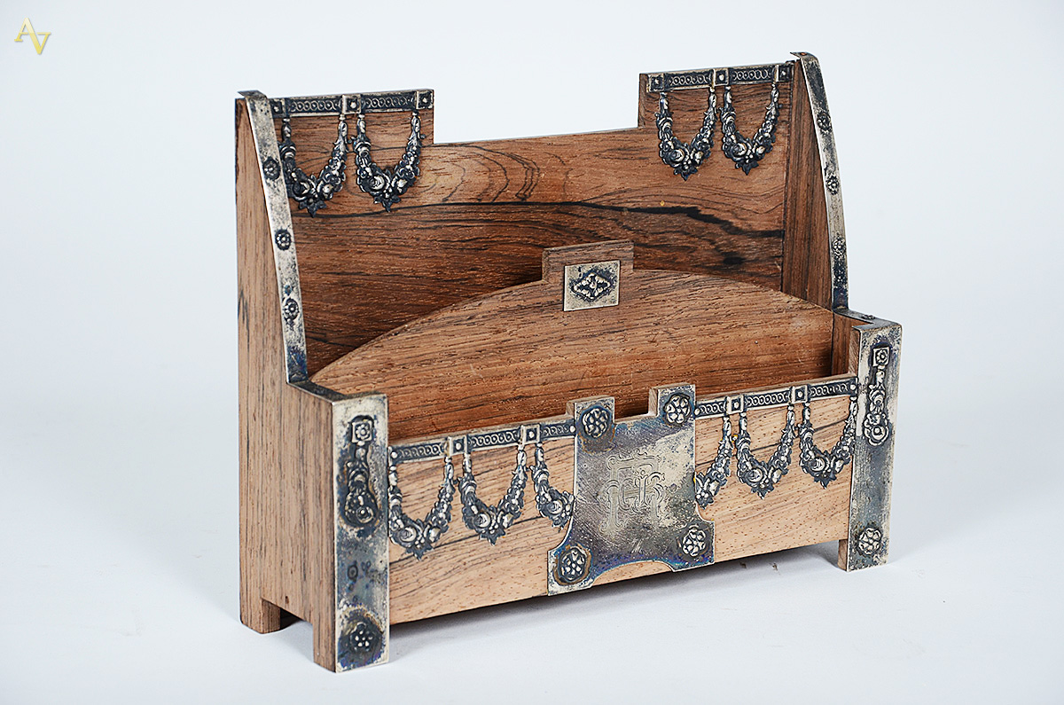 Porta cartão de madeira com aplicações de prata. Medidas 29 x 8 cm e... - foto 1 de 3