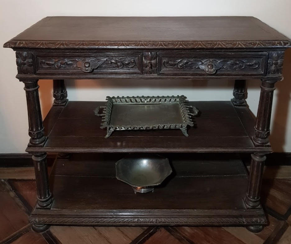 Par de aparadores com 2 gavetas cada e tampo de mármore.(Retirada na... - foto 1 de 2