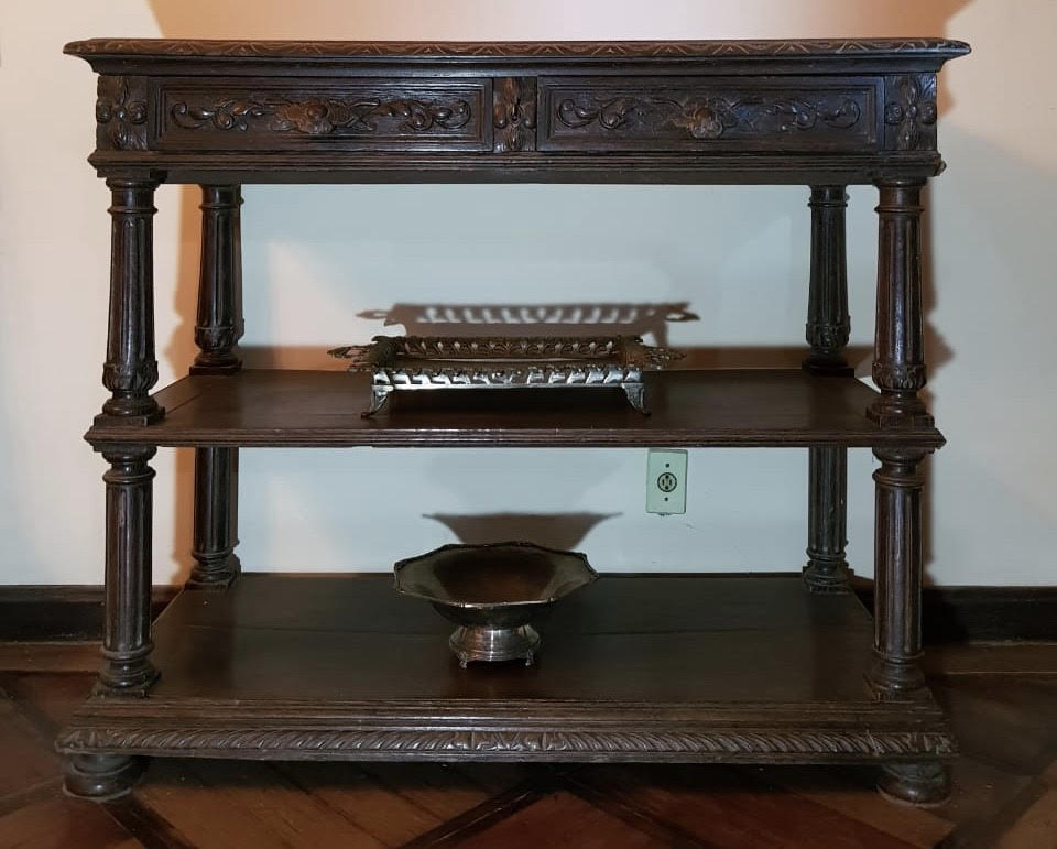 Par de aparadores com 2 gavetas cada e tampo de mármore.(Retirada na... - foto 2 de 2