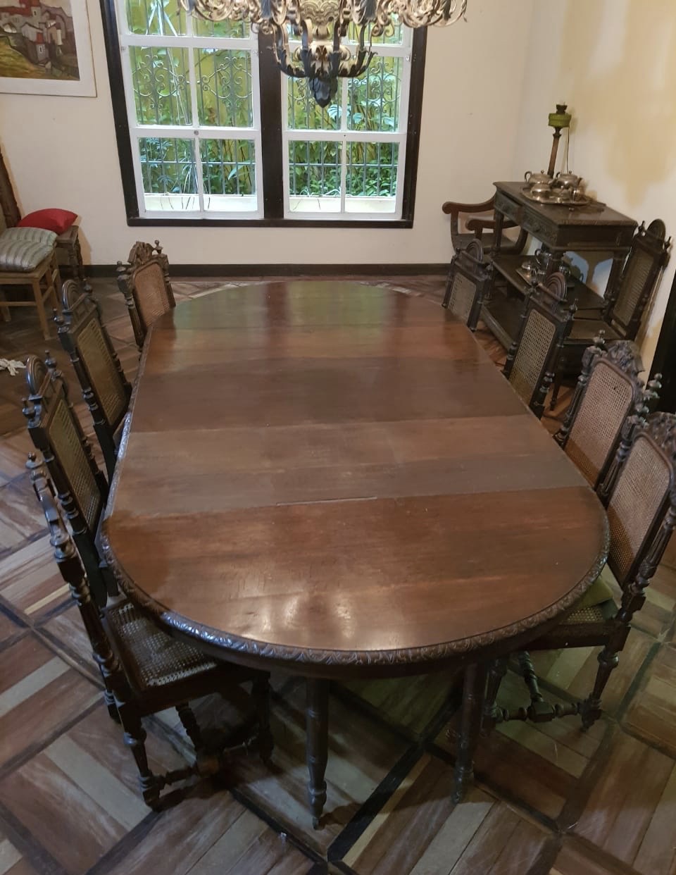 Mesa de jantar com 10 cadeiras com com assento e encosto de palhinha... - foto 1 de 4