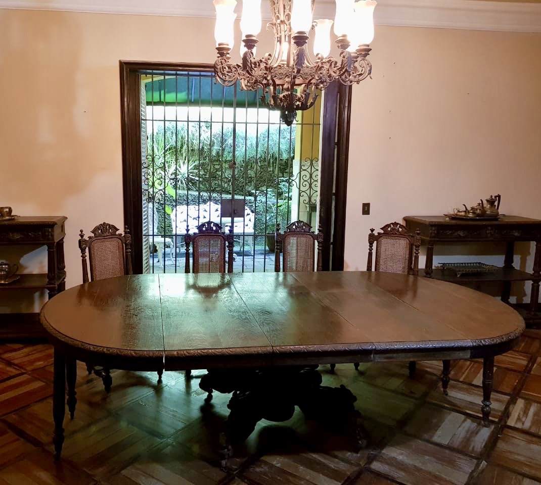 Mesa de jantar com 10 cadeiras com com assento e encosto de palhinha... - foto 2 de 4