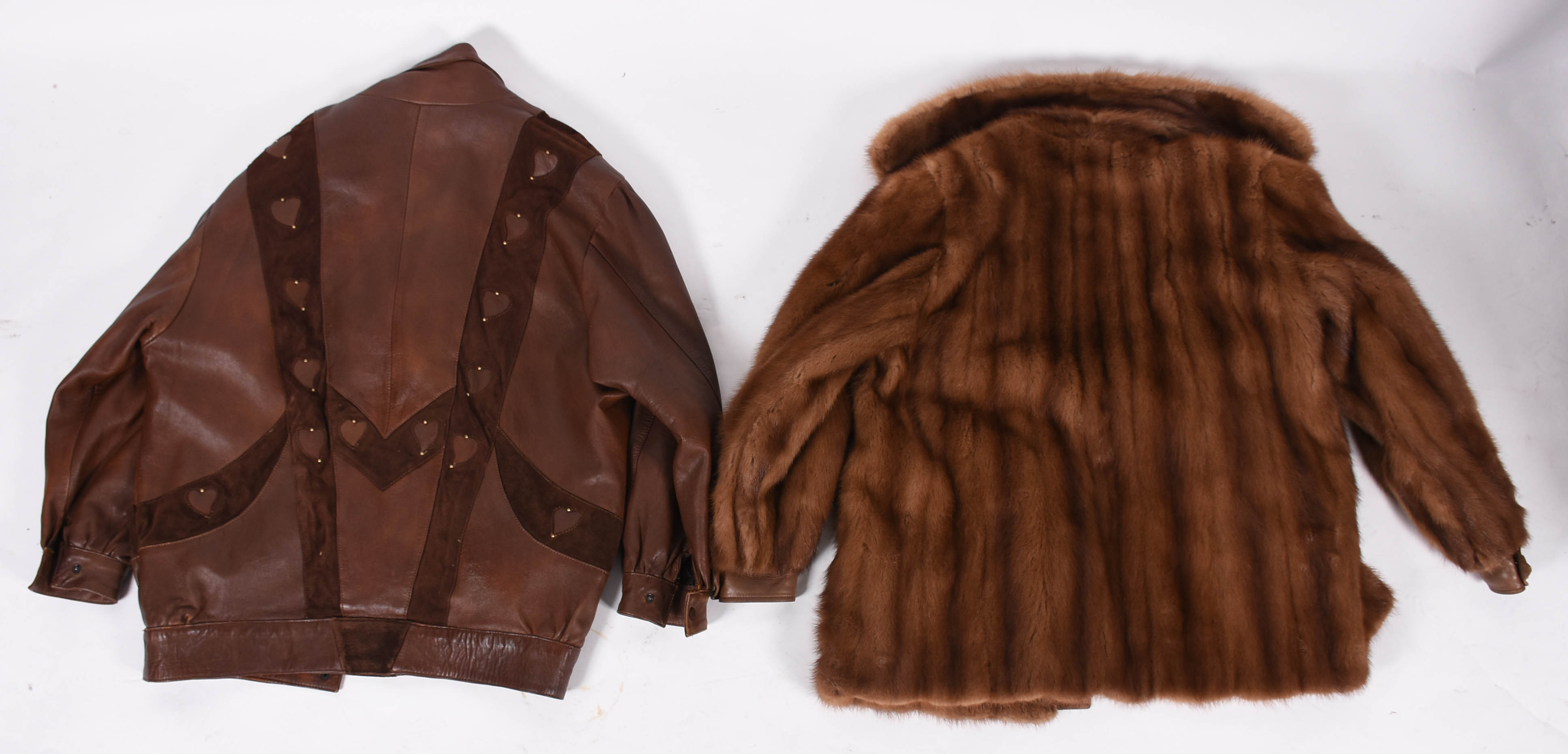 Dois casacos sendo, 1 de couro marca YVES SAINTLAURENT e 1 casaco de... - foto 2 de 5