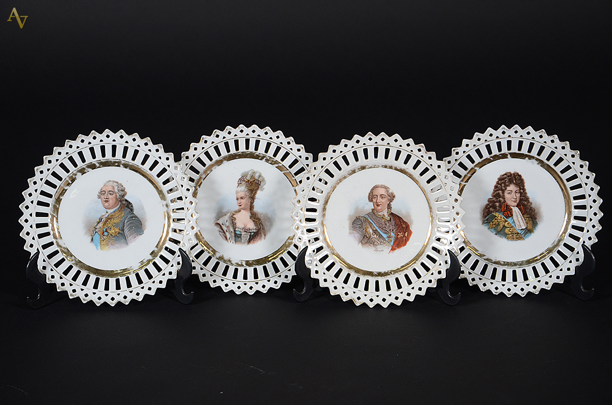 Conjunto com 4 pratos de porcelana alemã decorados com figuras... - foto 1 de 2