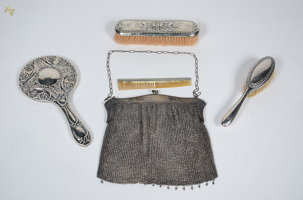 Conjunto com 5 peças de prata, sendo: bolsa de malha, duas escovas... - foto 1 de 2