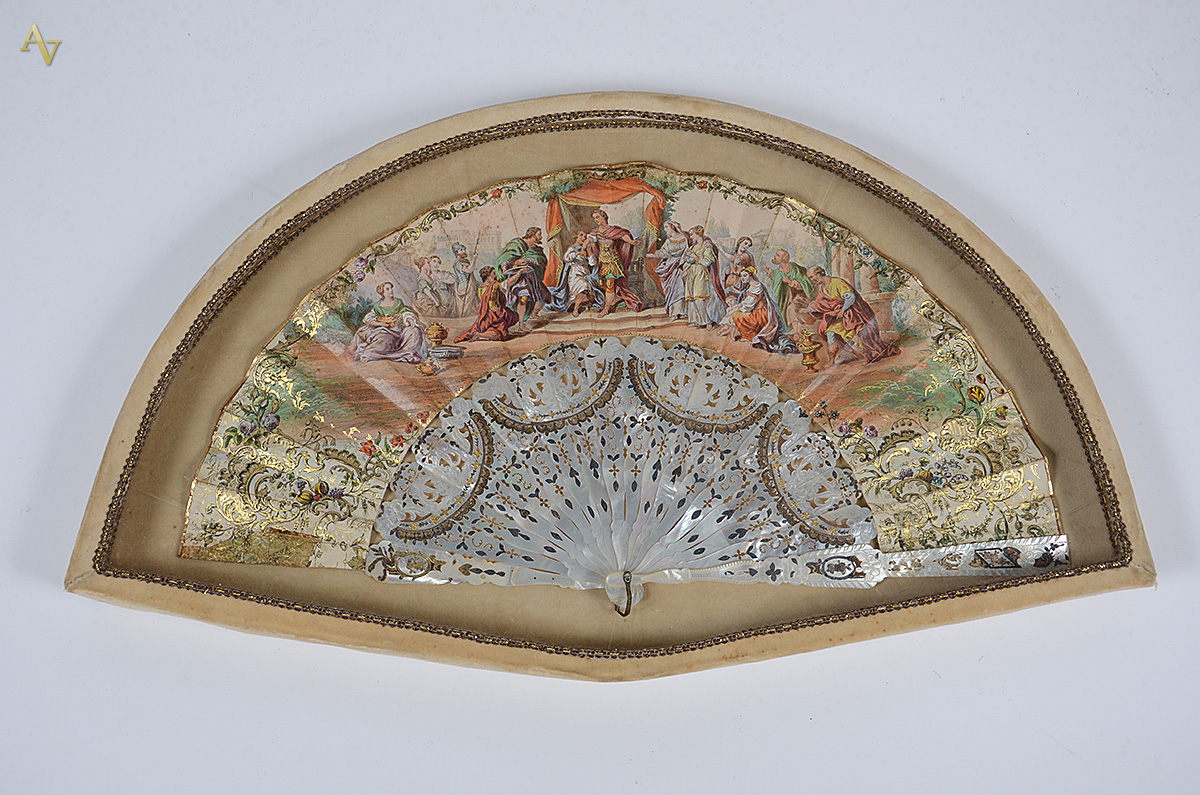 Antigo leque de coleção com moldura de veludo. Medidas 35 x 60 cm.