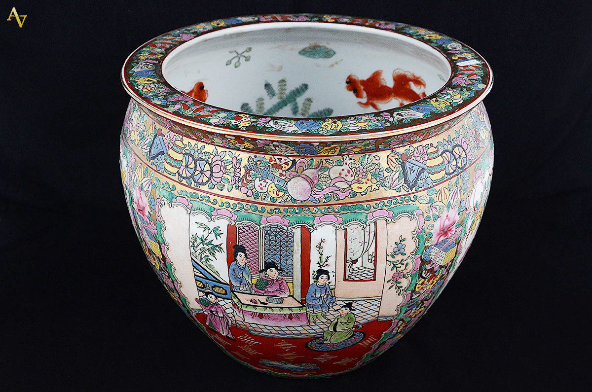 Cachepot de porcelana oriental decorado com gueixas em policromia...