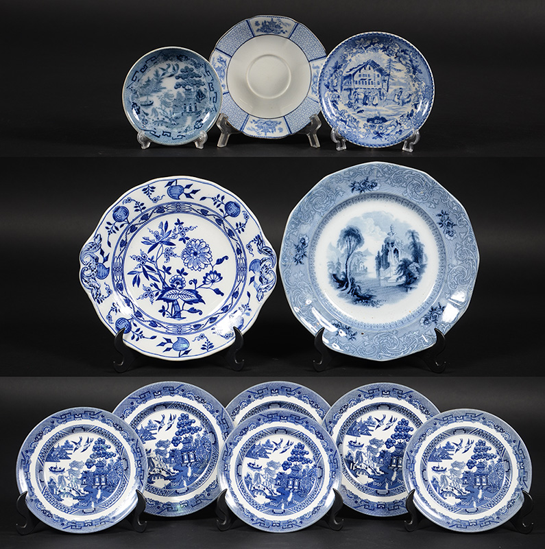 Onze pratos diversos de porcelana inglesa nas cores azul e branca... - foto 1 de 2