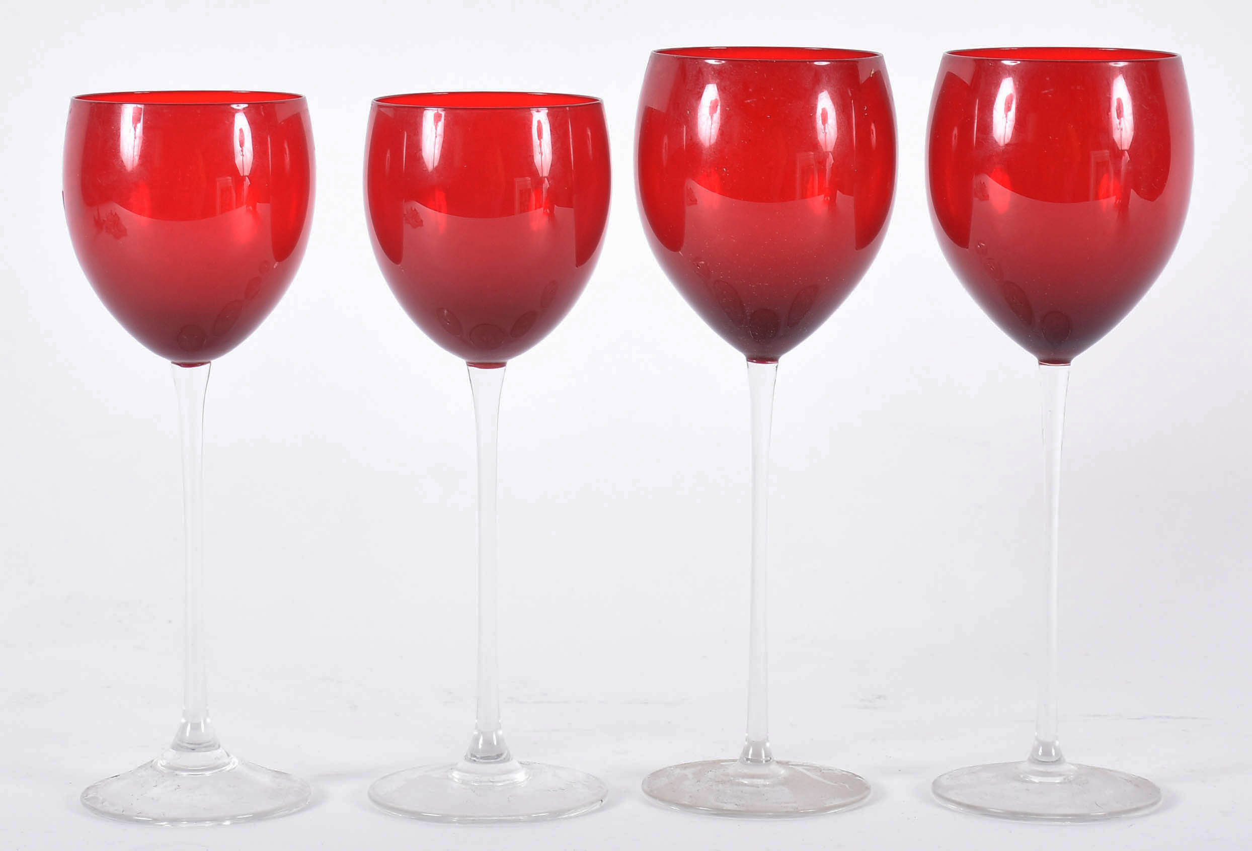 Dezoito taças vermelhas para vinho de tamanhos diferentes. - foto 1 de 3