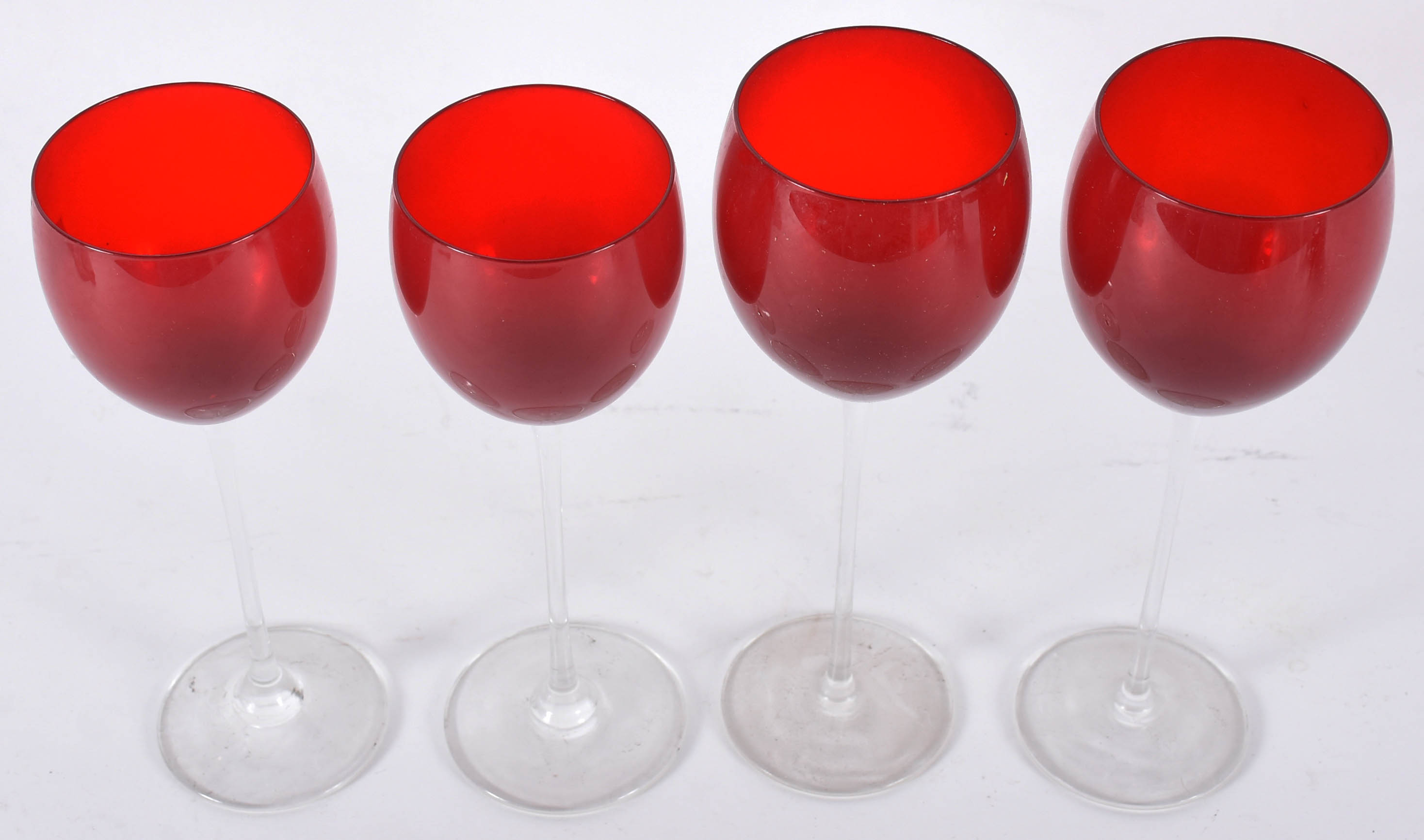 Dezoito taças vermelhas para vinho de tamanhos diferentes. - foto 2 de 3