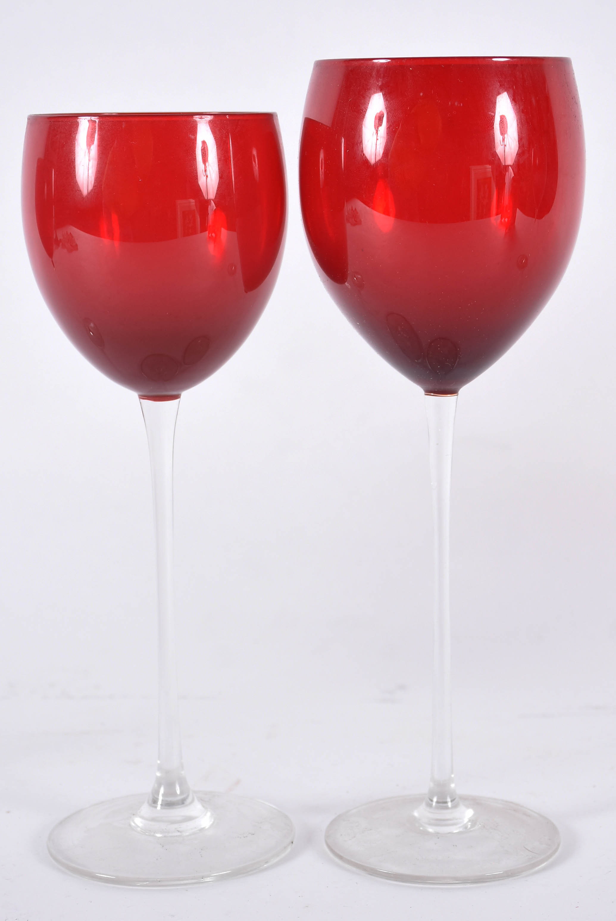 Dezoito taças vermelhas para vinho de tamanhos diferentes. - foto 3 de 3