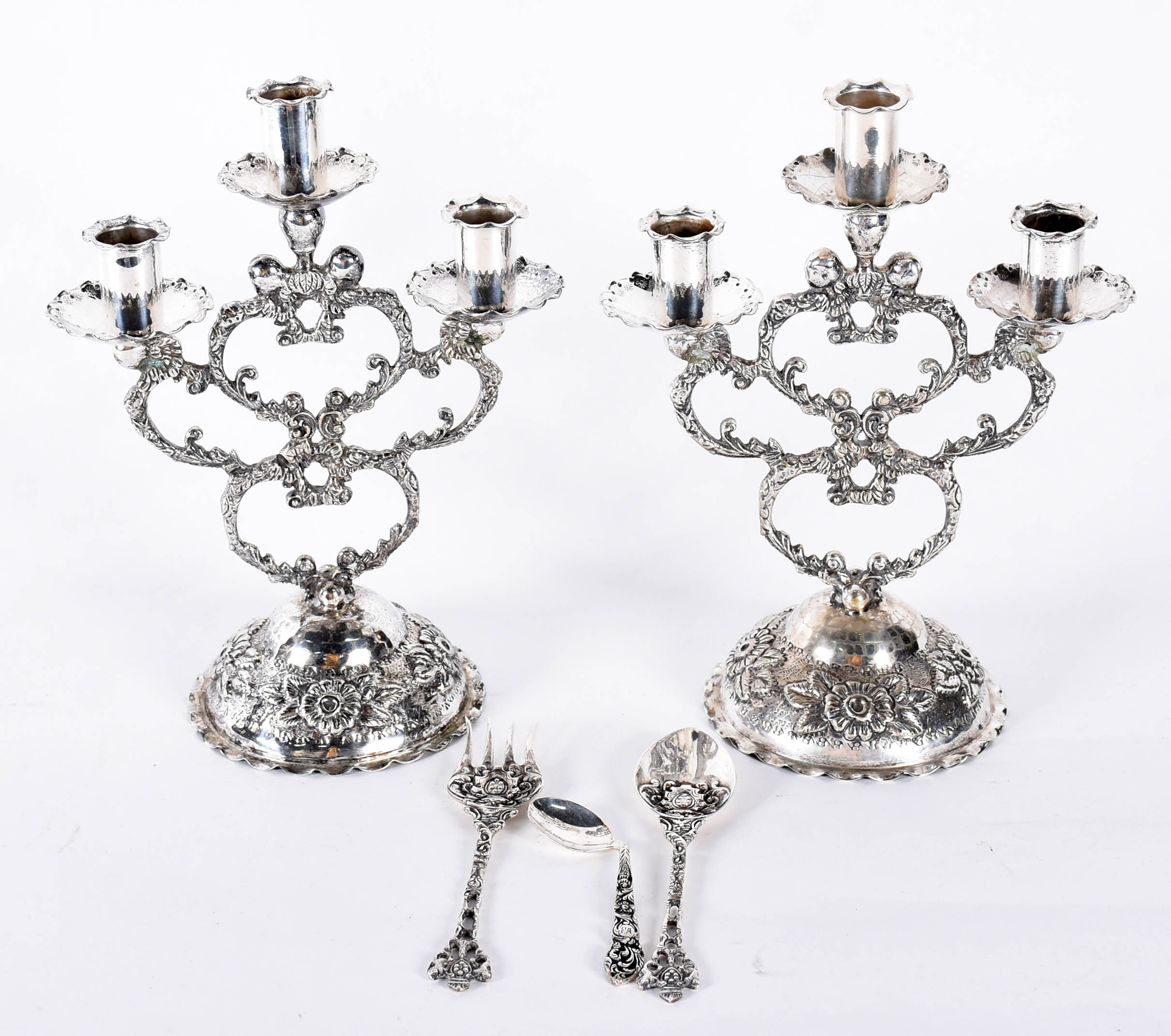 Diversas peças de metal, sendo: par de candelabros para 3 velas cada... - foto 1 de 4