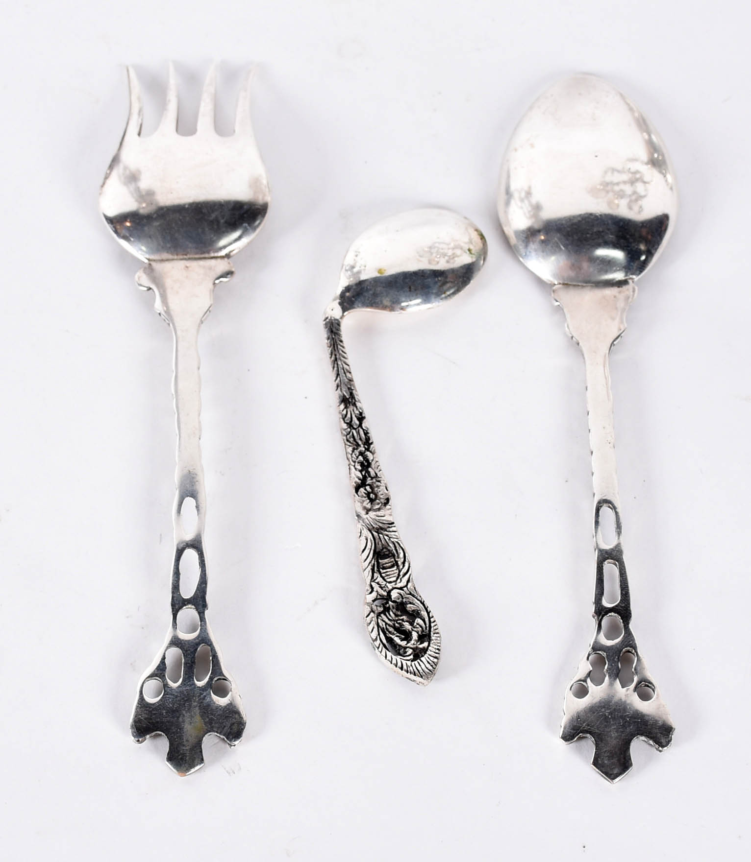 Diversas peças de metal, sendo: par de candelabros para 3 velas cada... - foto 3 de 4