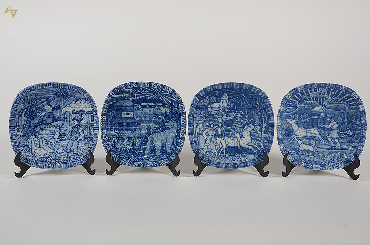 Conjunto com 4 pratos de porcelana sueca retangular em tons azuis... - foto 1 de 2