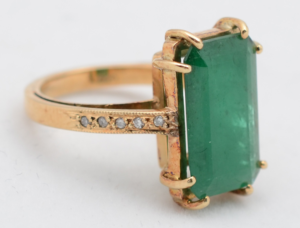Anel de ouro amarelo 18 k com esmeralda lapidação octogonal e... - foto 1 de 3