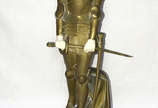 Estatueta de bronze e marfim representando JOAN... - Estatueta de bronze e marfim representando JOANA D' DARC, assinado, com a inscrição "DIEU ET LA FRANCE", base de onix.